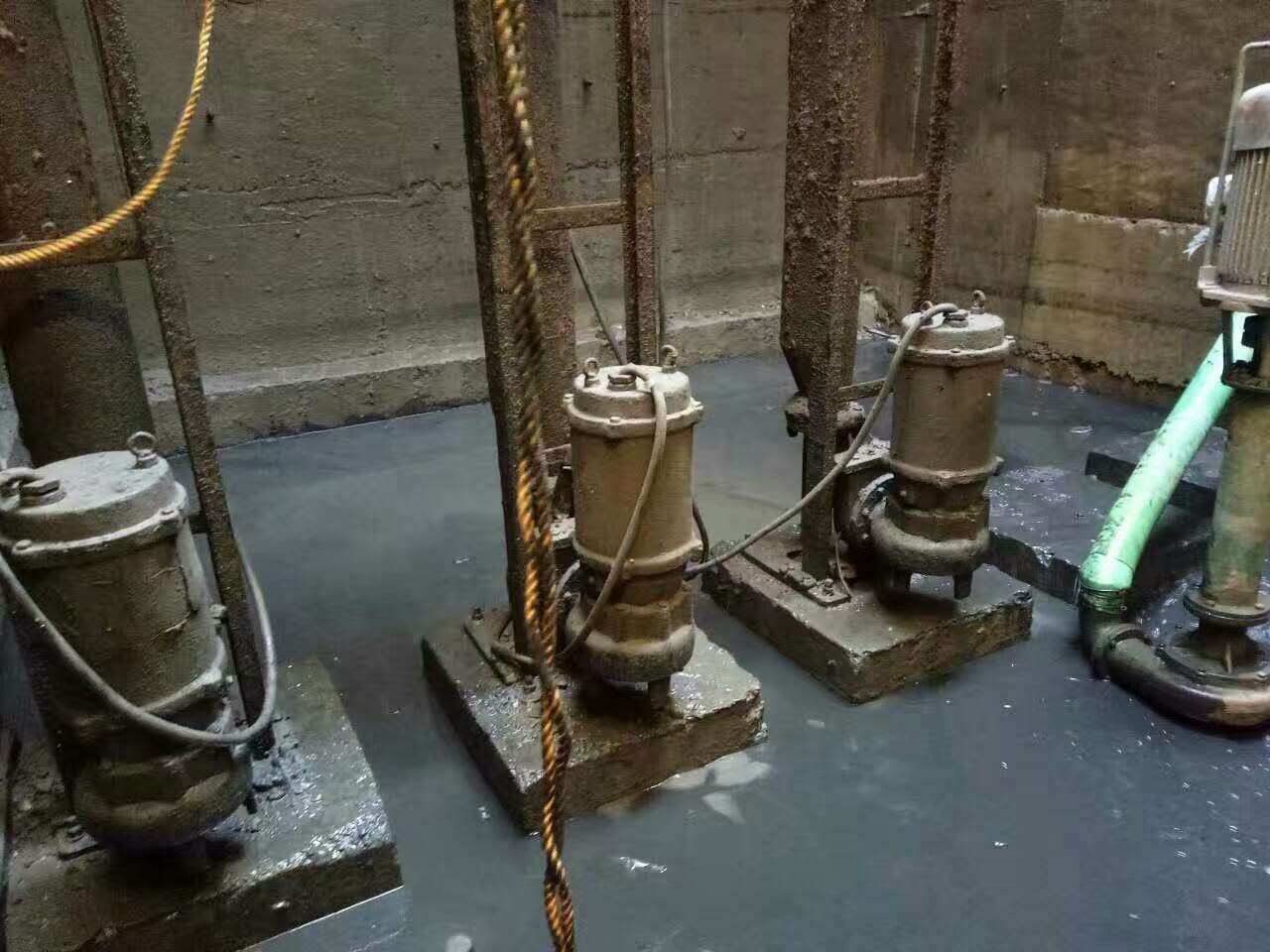 五通桥污水池清理