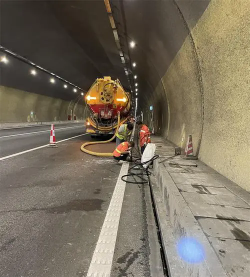 五通桥隧道排水渠清淤